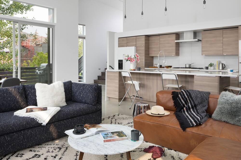 Multi-level, three-bedroom villa location near downtown Jackson.