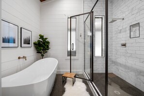 Baignoire, séchoir à cheveux, serviettes fournies, savon