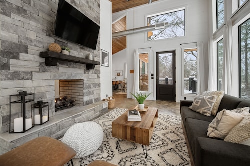 Luxury Honeymoon/Small Family, Hot Tub, Firewood Included