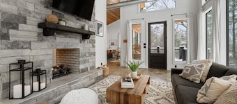 Luxury Honeymoon/Small Family, Hot Tub, Firewood Included