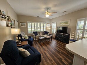 Een smart-tv, een dvd-speler en boeken