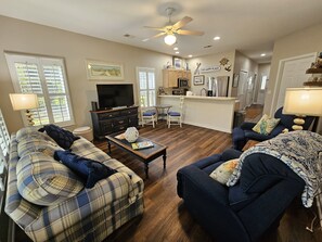 Een smart-tv, een dvd-speler en boeken