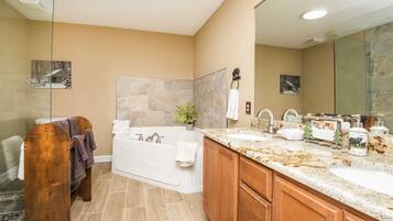 Dusch, bubbelbadkar, hårtork och handdukar