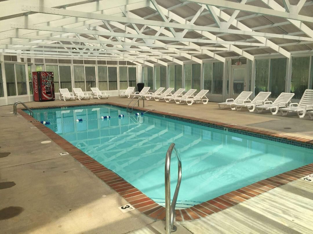 Una piscina cubierta, una piscina al aire libre