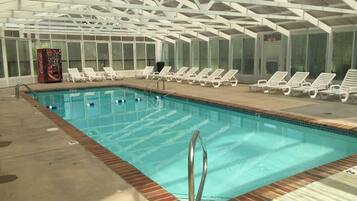 Una piscina cubierta, una piscina al aire libre