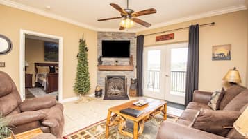 Una Smart TV, una chimenea, servicios de streaming