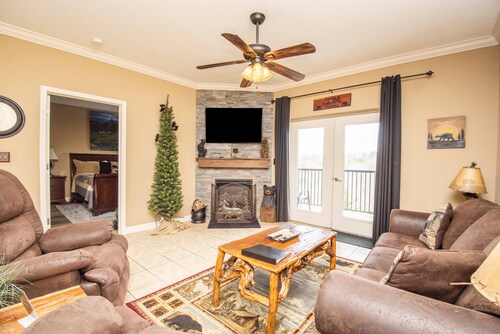 Beautiful Upgraded Luxury Condo in Great Location with Mtn Views & Great Beds