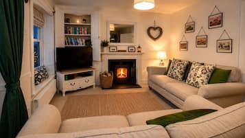 Family Cottage, Private Bathroom, River View (Maggie Puddle Cottage) | Lounge