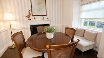 Family Cottage, Private Bathroom, River View (Maggie Puddle Cottage) | Dining