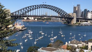Vista del Puerto de Sydney, con el Puente de Sydney, la Casa de la Ópera de Sydney y la noria de Sydney.