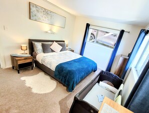 4 habitaciones, escritorio y tabla de planchar con plancha 