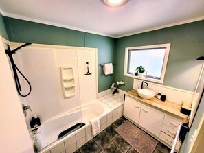 Combined shower/bathtub, eco-friendly toiletries, hair dryer, bidet - Unique Estuary & Bird Apartment in Te Haumi Paihia (Paihia)