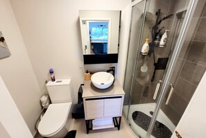 Tina con regadera, amenidades de baño ecológicas, secadora de cabello 