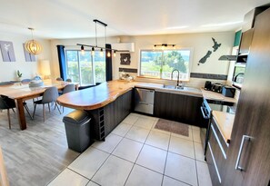 Fridge, microwave, oven, stovetop - Unique Estuary & Bird Apartment in Te Haumi Paihia (Paihia)