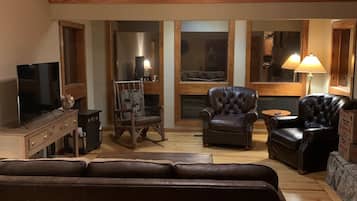 Smart TV, chimenea y libros