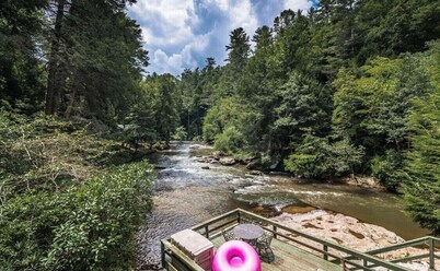 RIVER FRONT Retreat perfect for families, couples, getaways. 