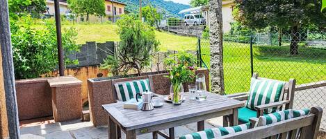 تناول الطعام بالخارج