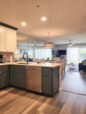 冰箱、微波炉、烤箱、炉灶