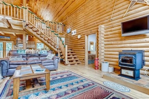 Smart TV, fireplace, DVD player - Spacious cabin with hot tub in a nicely treed area, close to many attractions (Fairplay)