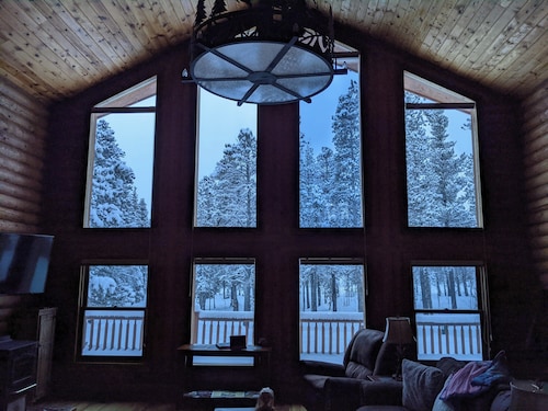 Spacious cabin with hot tub in a nicely treed area, close to many attractions