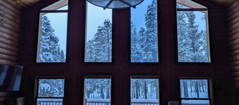 Spacious cabin with hot tub in a nicely treed area, close to many attractions