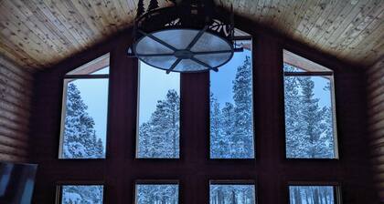 Spacious cabin with hot tub in a nicely treed area, close to many attractions