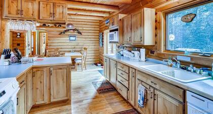 Spacious cabin with hot tub in a nicely treed area, close to many attractions