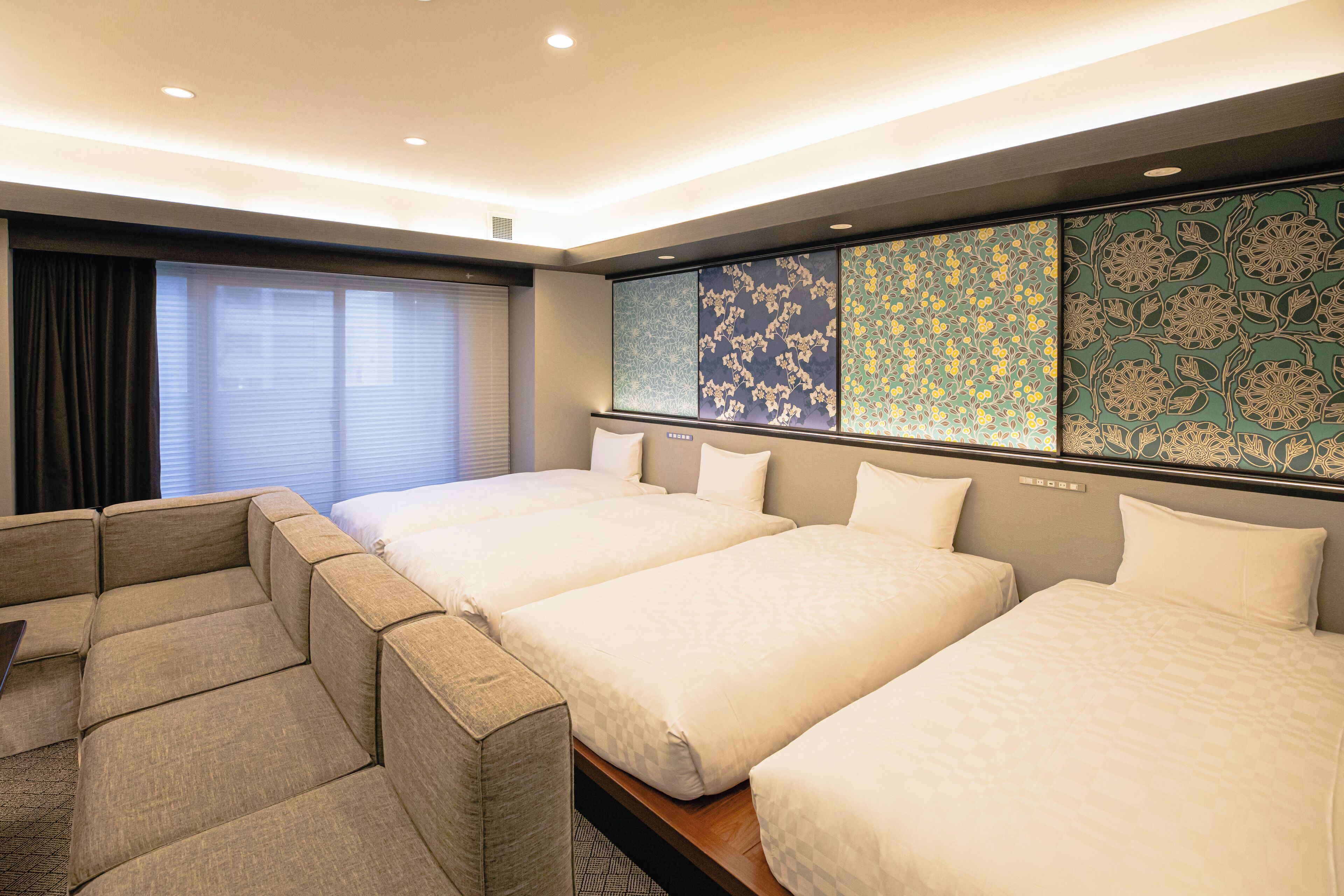 デラックス 4 人部屋 | 羽毛の掛け布団、セーフティボックス (室内)、遮光カーテン、アイロン / アイロン台