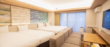 Comfort vierpersoonskamer | Donsdekens, een kluis op de kamer, verduisterende gordijnen