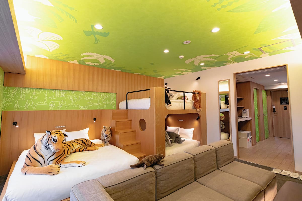 尊榮客房 | 羽絨被、客房內保險箱、遮光布/窗簾、熨斗/熨衣板