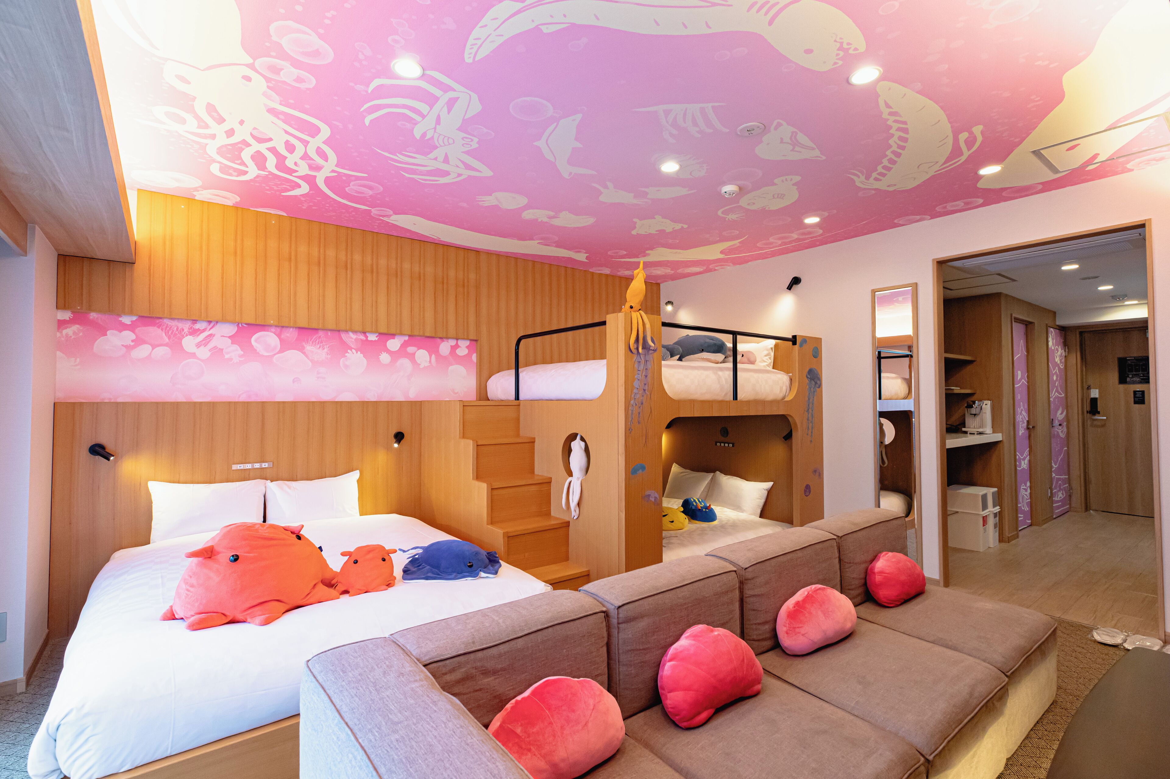 Design Room | Down comforters, in-room safe, blackout drapes, iron/ironing board