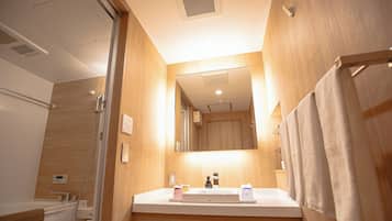 Badewanne und Dusche (separat), kostenlose Toilettenartikel