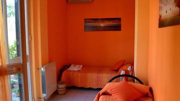 1 habitación, escritorio, tabla de planchar con plancha y wifi