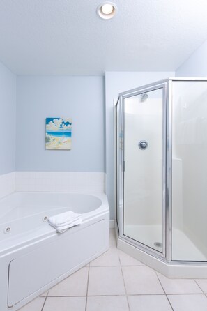 Ducha y bañera combinadas, bañera de hidromasaje y toallas