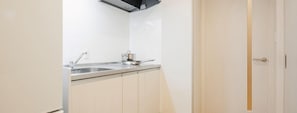 Réfrigérateur, micro-ondes, plaque de cuisson, cuiseur de riz