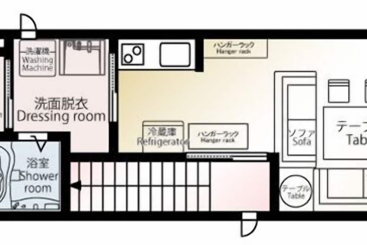 Un hôtel proposant des chambres dotées d’une salle de bain, d’un dressing, d’une salle de douche, d’un réfrigérateur, d’une table, d’un canapé, de lits et d’un balcon.