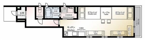 Een plattegrond van een hotel met een badkamer, douchetruimte, kleedruimte, tweepersoonsbedden, tafel, keuken, koelkast en bank.
