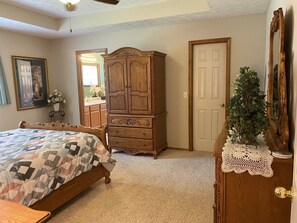 3 bedrooms, iron/ironing board, WiFi, bed sheets - Home Away From Home (Nixa)