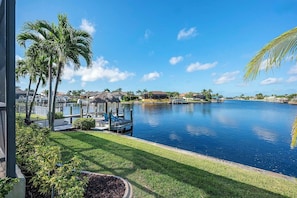 Property grounds - Sweet Cove of Mine - Luxury Waterfront Oasis w/ Pool, Dock & Kayaks (Cape Coral)