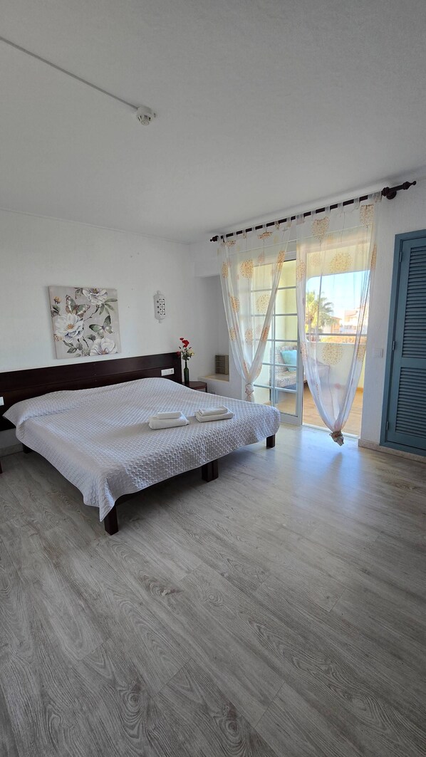 3 habitaciones, tabla de planchar con plancha, internet y ropa de cama 