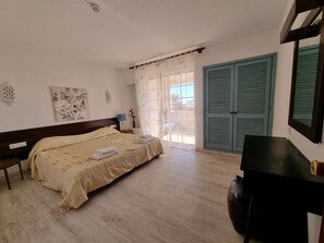 3 slaapkamers, een strijkplank/strijkijzer, internet, beddengoed