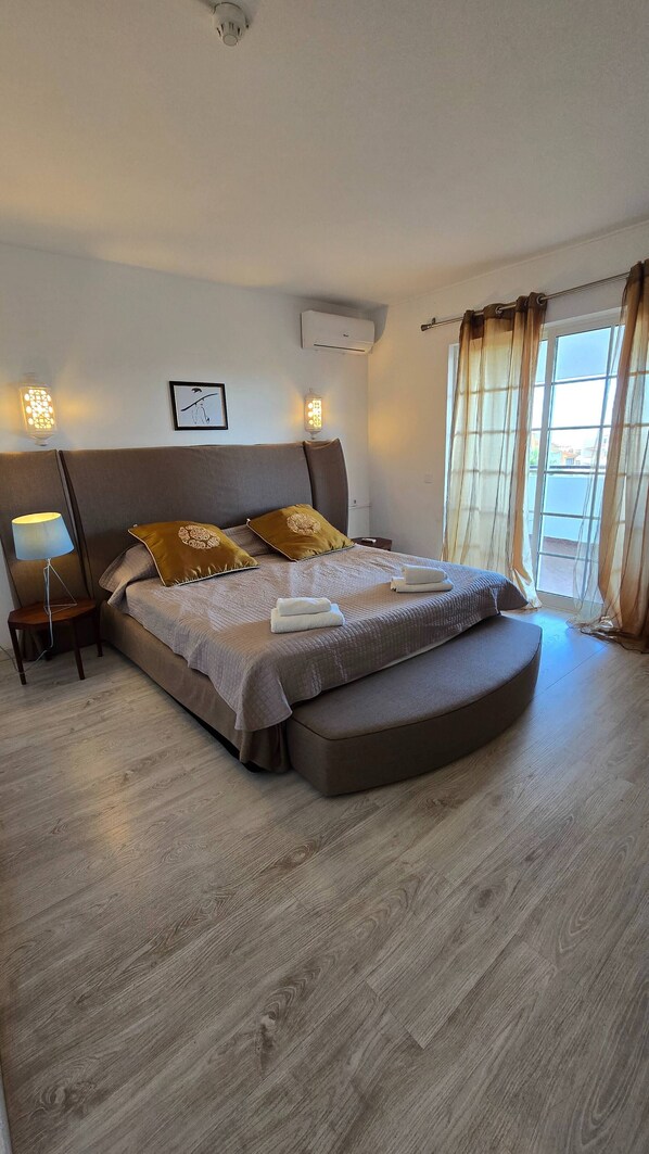 3 bedrooms, iron/ironing board, internet, bed sheets