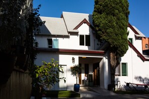 Vista frontal de la propiedad