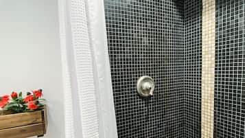 Secadora de cabello, bidet electrónico, toallas, jabón