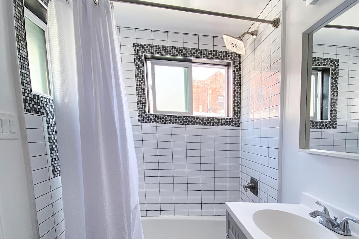 Asciugacapelli, bidet elettronico, asciugamani, sapone