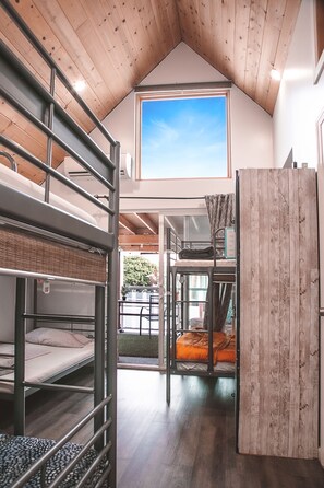 Dormitorio compartido, solo para mujeres, balcón | Sistema de insonorización, wifi gratis, ropa de cama