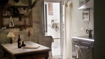 Kühlschrank, Herdplatte, Wasserkocher mit Kaffee-/Teezubehör, Toaster