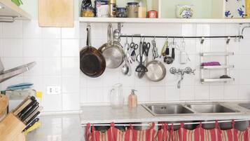 Frigorifero, piano cottura, macchina per tè/caffè, tostapane