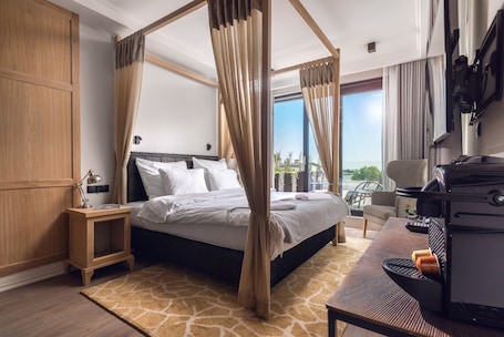 Executive Room, 1 Queen Bed | 1 bedroom, iron/ironing board, free WiFi, bed sheets