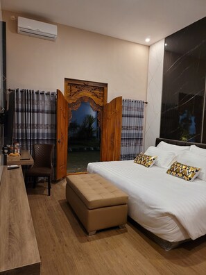 Executive Double Room | Desk, soundproofing, iron/ironing board, free WiFi - Giri Palma Hotel (Malang)